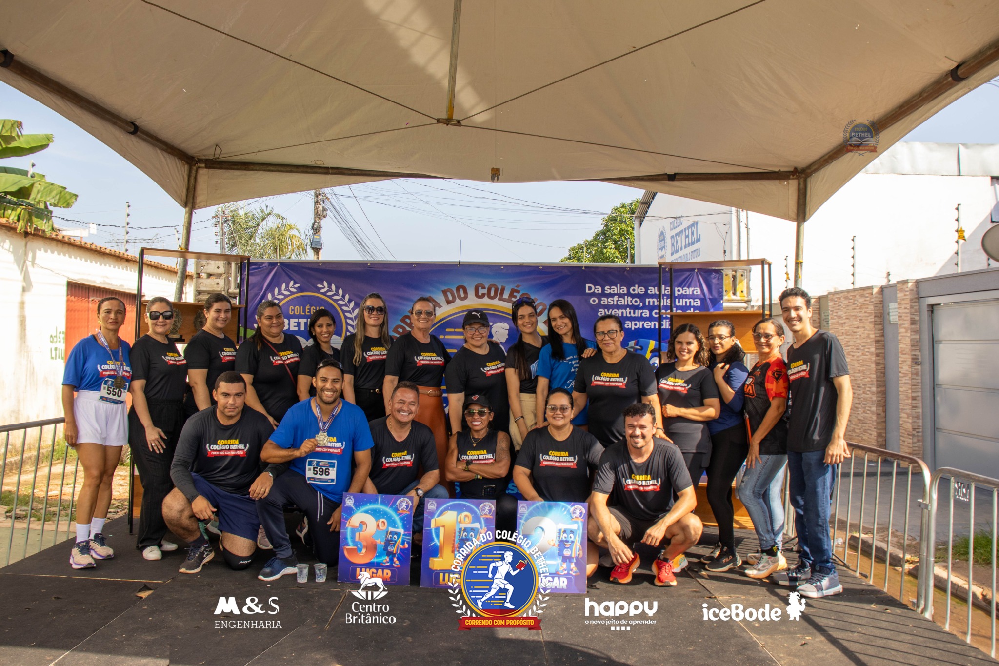 Equipe e participantes reunidos na Corrida do Colégio Bethel